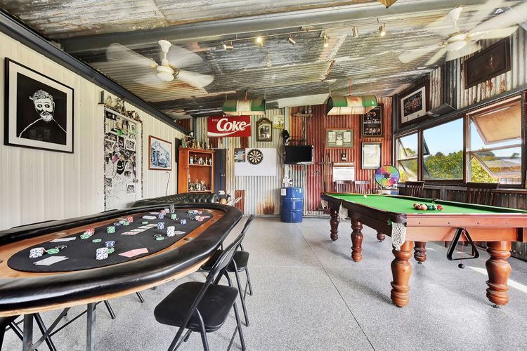 Kulang Lodge in charming Broke with Large Swim Spa and games room suits up to 8 guests