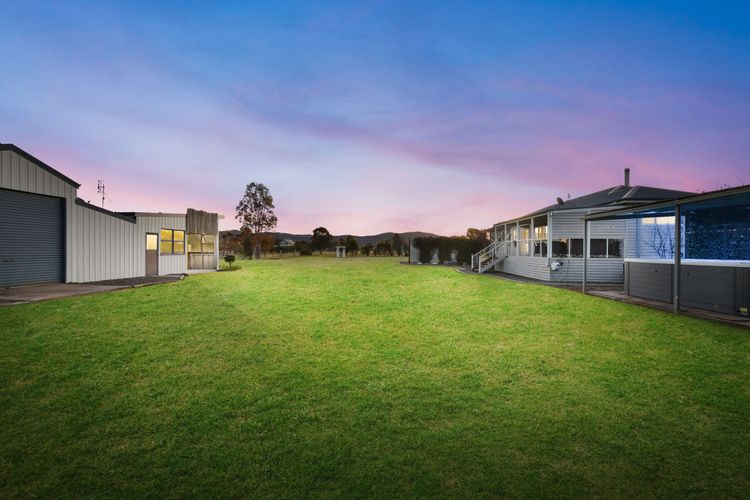 Kulang Retreat in charming Broke with Large Swim Spa and games room suits up to 14 guests