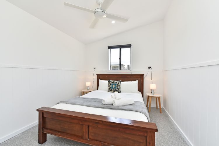 Kulang Retreat in charming Broke with Large Swim Spa and games room suits up to 14 guests
