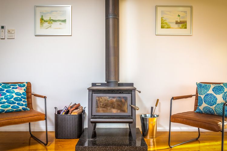 Kulang Retreat in charming Broke with Large Swim Spa and games room suits up to 14 guests