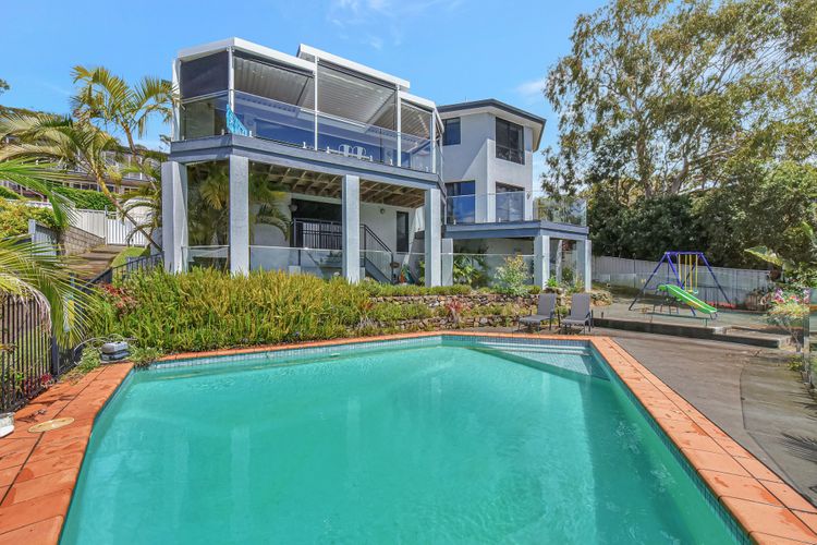Pool and houseview 