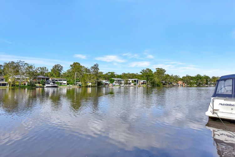 Dora Creek Stunning Modern Waterfront with Jetty – Azure Reflections: A Lakeside Retreat