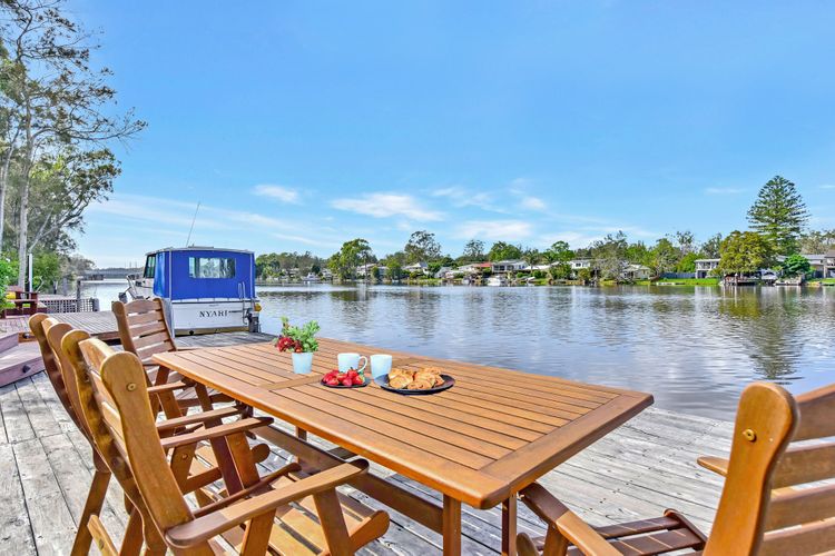 Dora Creek Stunning Modern Waterfront with Jetty – Azure Reflections: A Lakeside Retreat