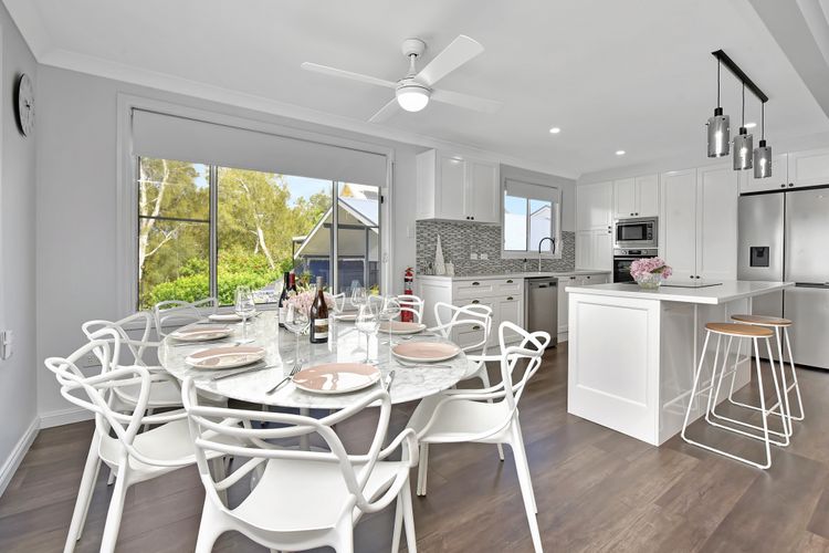 Dora Creek Stunning Modern Waterfront with Jetty – Azure Reflections: A Lakeside Retreat