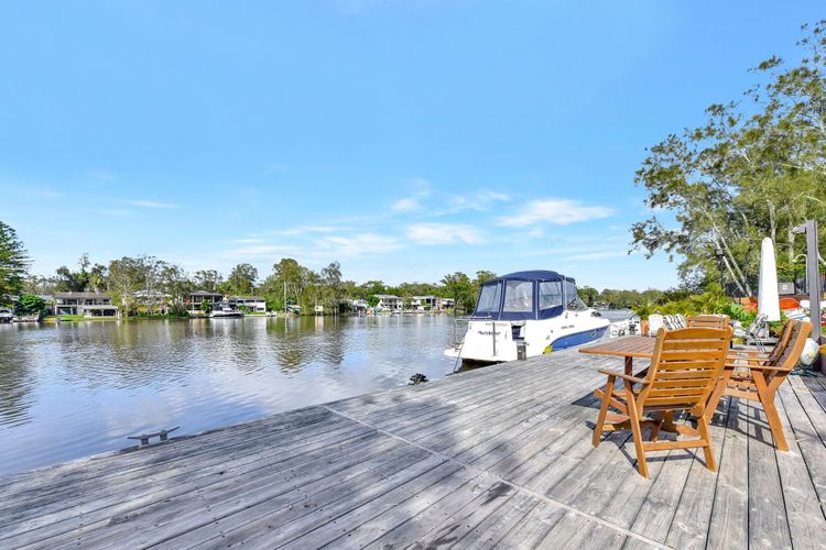 Dora Creek Stunning Modern Waterfront with Jetty – Azure Reflections: A Lakeside Retreat