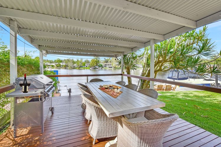 Dora Creek Stunning Modern Waterfront with Jetty – Azure Reflections: A Lakeside Retreat