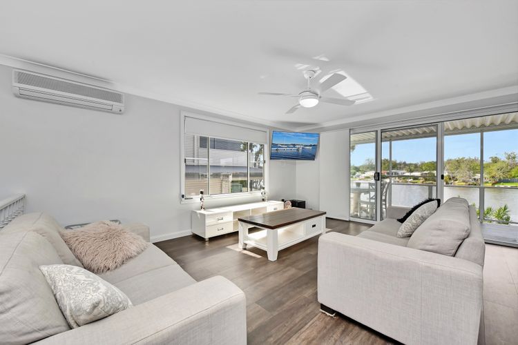 Dora Creek Stunning Modern Waterfront with Jetty – Azure Reflections: A Lakeside Retreat