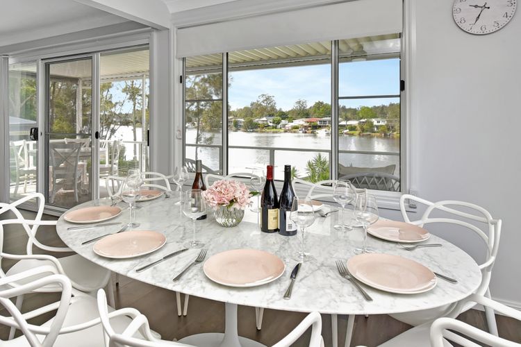 Dora Creek Stunning Modern Waterfront with Jetty – Azure Reflections: A Lakeside Retreat