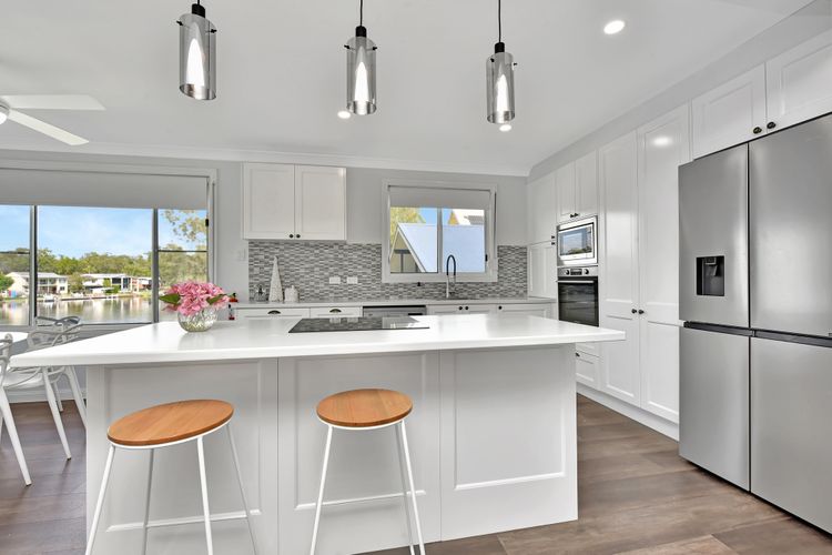 Dora Creek Stunning Modern Waterfront with Jetty – Azure Reflections: A Lakeside Retreat