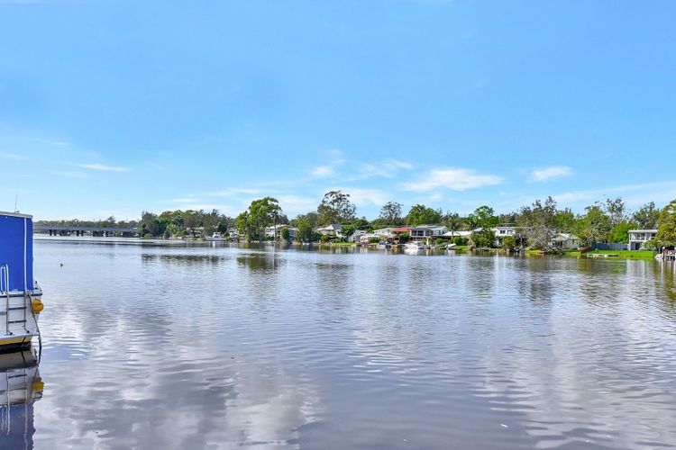 Dora Creek Stunning Modern Waterfront with Jetty – Azure Reflections: A Lakeside Retreat