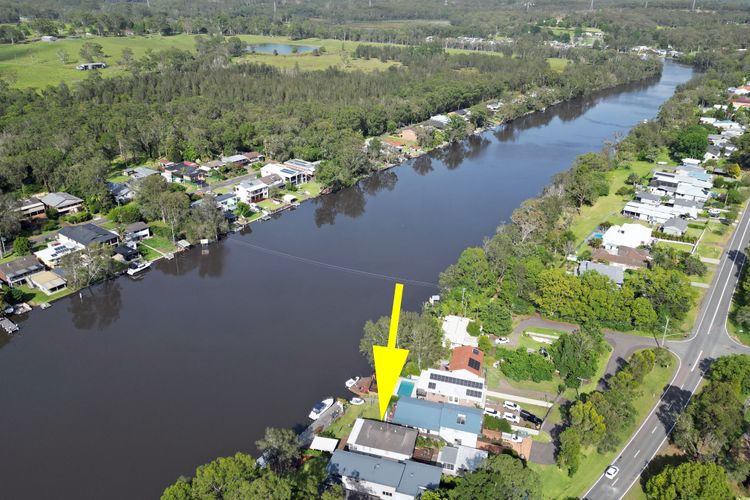 Dora Creek Stunning Modern Waterfront with Jetty – Azure Reflections: A Lakeside Retreat