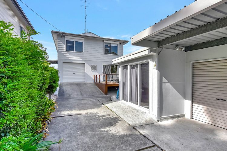 Dora Creek Stunning Modern Waterfront with Jetty – Azure Reflections: A Lakeside Retreat