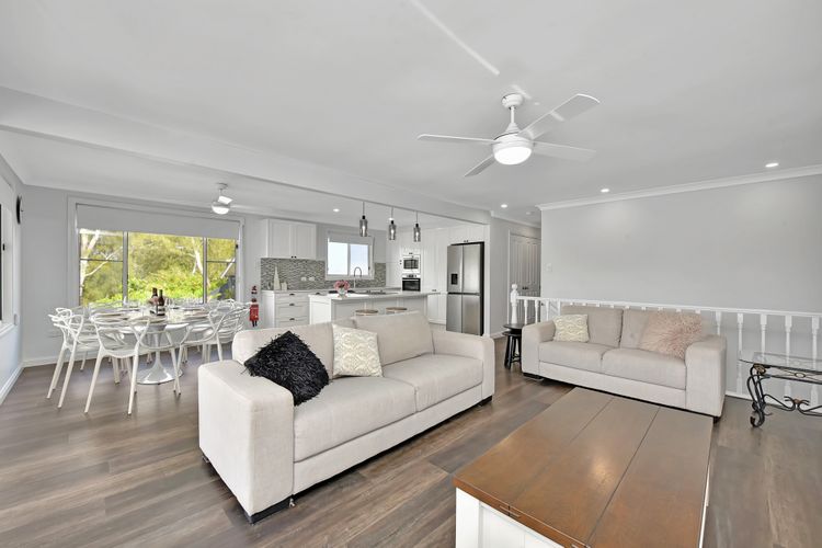 Dora Creek Stunning Modern Waterfront with Jetty – Azure Reflections: A Lakeside Retreat