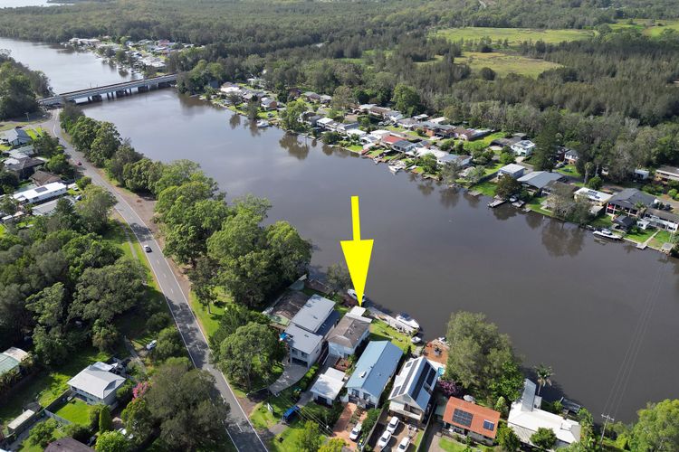 Dora Creek Stunning Modern Waterfront with Jetty – Azure Reflections: A Lakeside Retreat