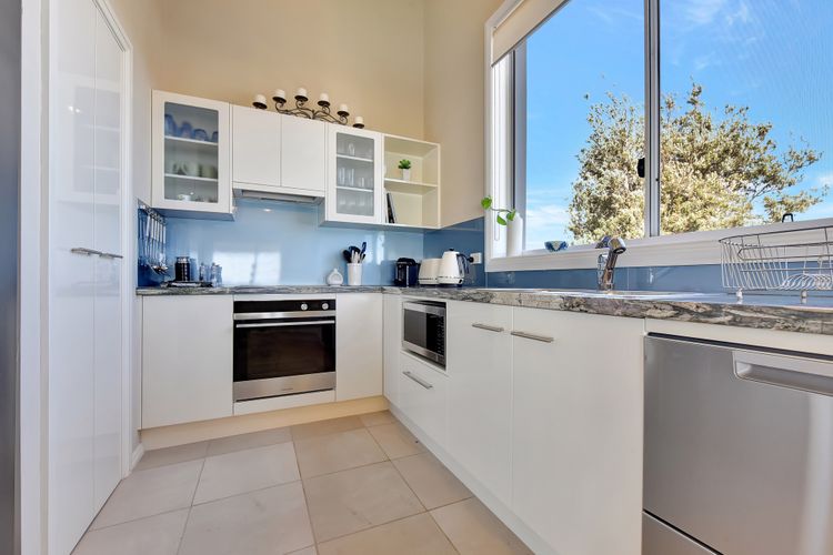 Panorama Beach House – Coastal Luxury with Stunning Views of the Caves Coastline