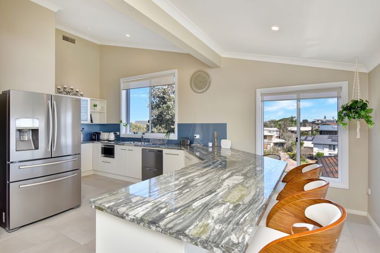 Panorama Beach House – Coastal Luxury with Stunning Views of the Caves Coastline