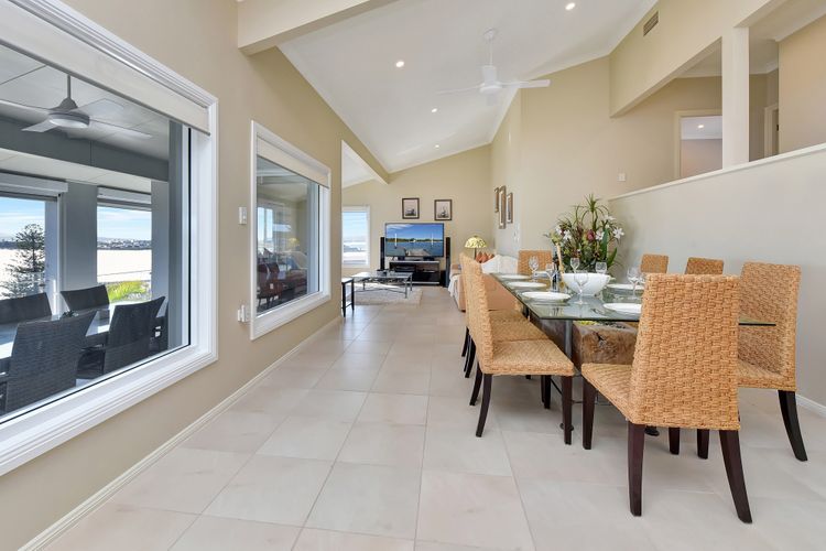 Panorama Beach House – Coastal Luxury with Stunning Views of the Caves Coastline