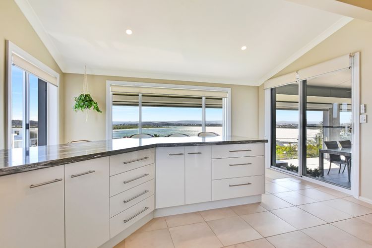 Panorama Beach House – Coastal Luxury with Stunning Views of the Caves Coastline
