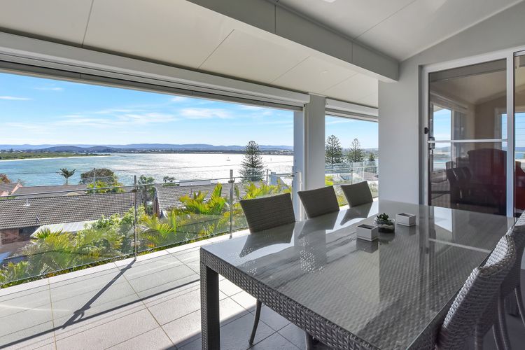Panorama Beach House – Coastal Luxury with Stunning Views of the Caves Coastline