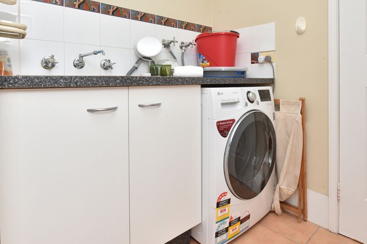 Silver Springs 4br Cottage, with Wifi, Views, Olives and Space