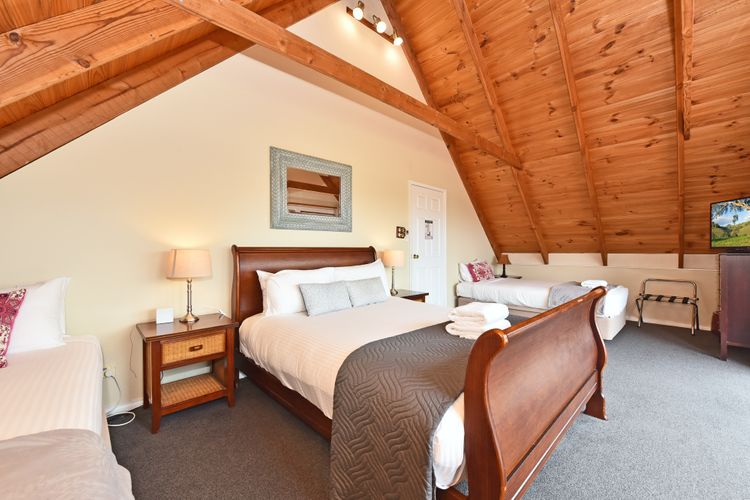 Silver Springs 4br Cottage, with Wifi, Views, Olives and Space
