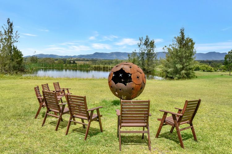 Silver Springs 6br Luxury Homestead with Wifi, Pool. Fireplace, Views, Olives and Space