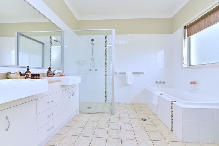 Silver Springs 6br Luxury Homestead with Wifi, Pool. Fireplace, Views, Olives and Space