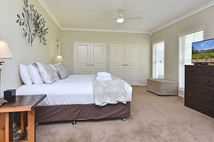 Silver Springs 6br Luxury Homestead with Wifi, Pool. Fireplace, Views, Olives and Space