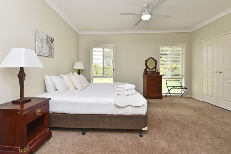 Silver Springs 6br Luxury Homestead with Wifi, Pool. Fireplace, Views, Olives and Space