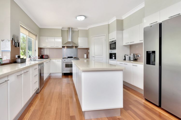Silver Springs 6br Luxury Homestead with Wifi, Pool. Fireplace, Views, Olives and Space