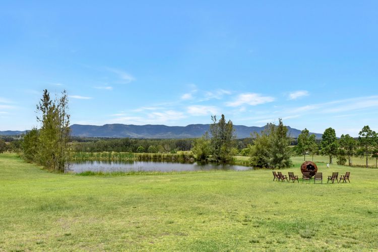 Silver Springs 6br Luxury Homestead with Wifi, Pool. Fireplace, Views, Olives and Space
