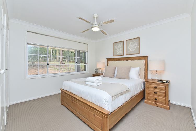 Evergreen Lodge Winery Retreat – Sleeps 8 Guests and 8 minutes to Wineries