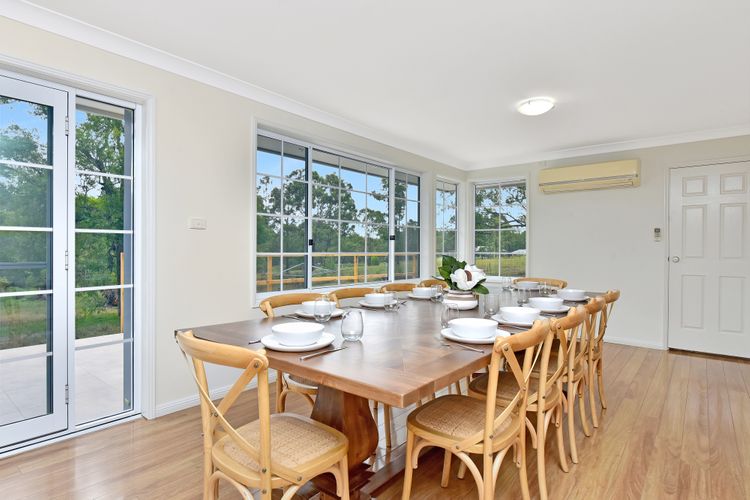 Evergreen Lodge Winery Retreat – Sleeps 8 Guests and 8 minutes to Wineries