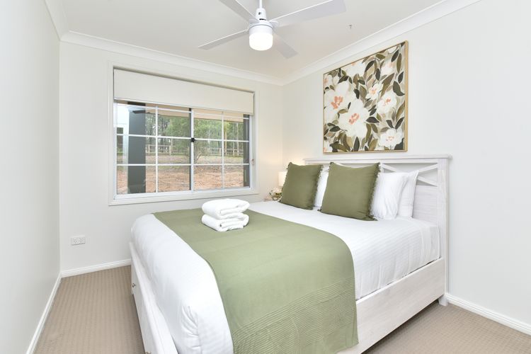 Evergreen Lodge Winery Retreat – Sleeps 8 Guests and 8 minutes to Wineries