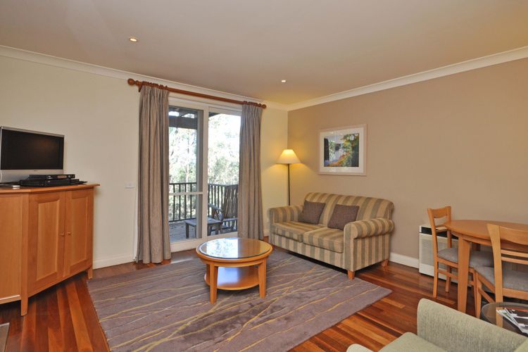 Loungeroom with TV 