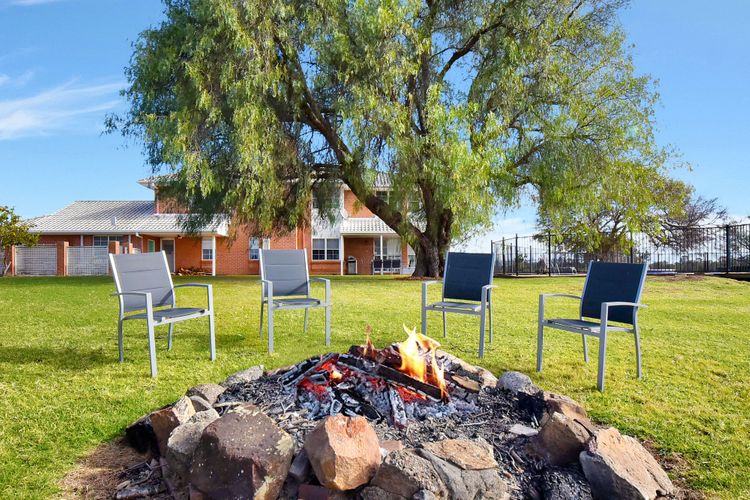 Beggars Bridge Vineyard Homestead w/ pool + wifi + tennis + vineyard