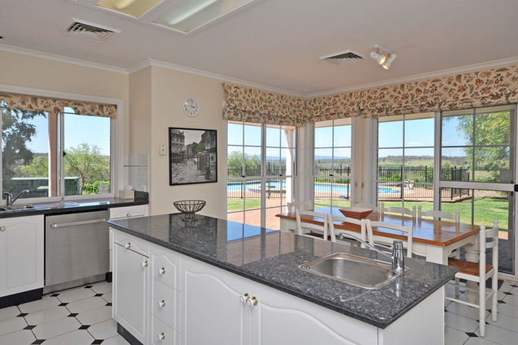 Chef's kitchens and breakfast corner 