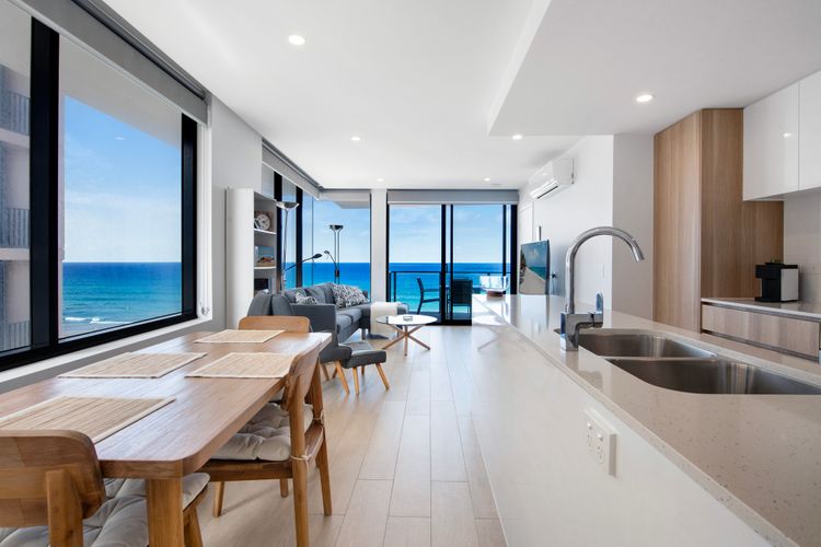 Ocean Views Apartment with Rooftop Pool
