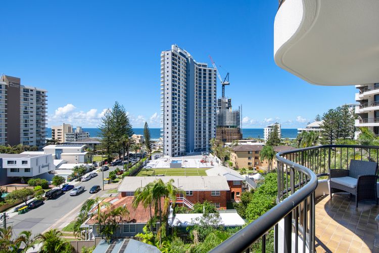 Ocean Views – Stylish 1 Bedroom in Surfers Paradise