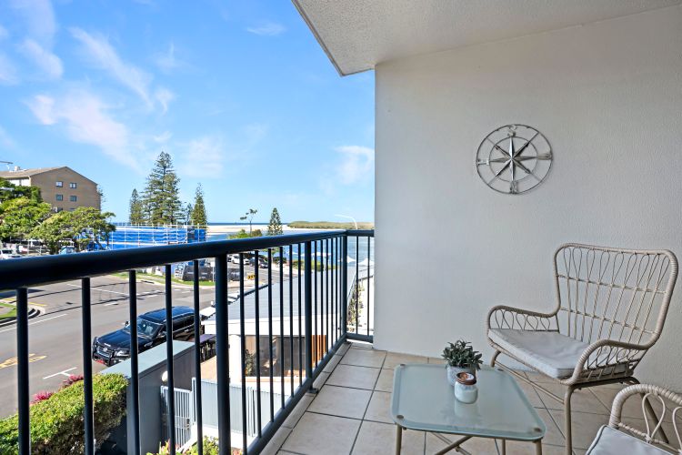 Ocean Breeze & Balcony Bliss – 1BR with Spa Near Beach