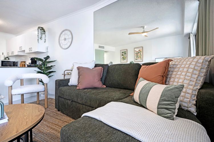 Ocean Breeze & Balcony Bliss – 1BR with Spa Near Beach