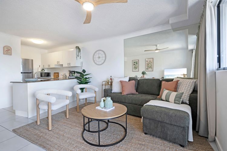 Ocean Breeze & Balcony Bliss – 1BR with Spa Near Beach