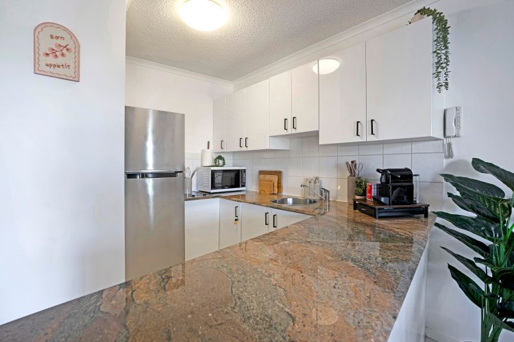 Ocean Breeze & Balcony Bliss – 1BR with Spa Near Beach
