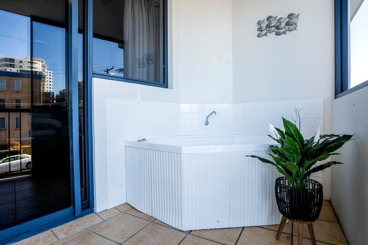 Ocean Breeze & Balcony Bliss – 1BR with Spa Near Beach