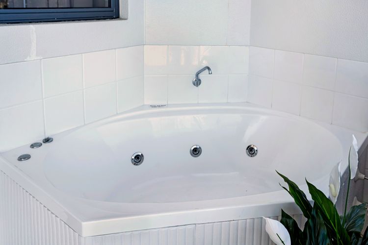 Ocean Breeze & Balcony Bliss – 1BR with Spa Near Beach