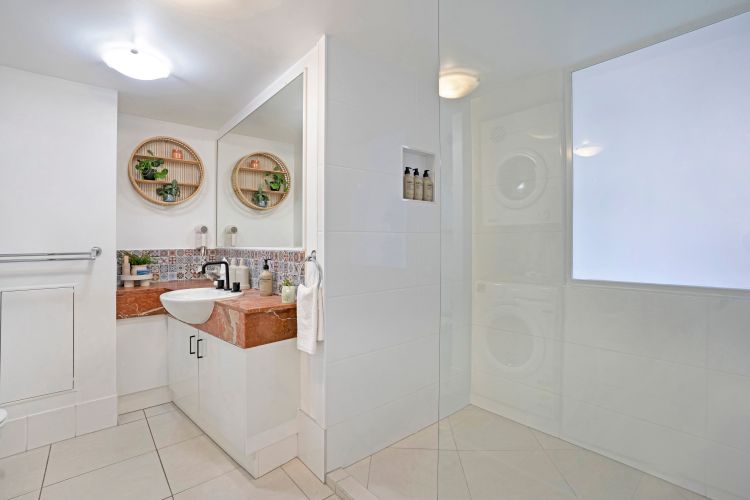 Ocean Breeze & Balcony Bliss – 1BR with Spa Near Beach