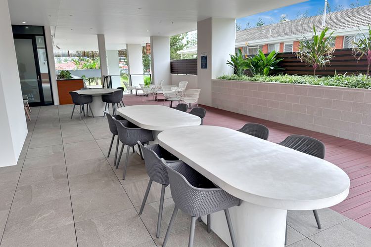 2 Bedroom Broadbeach Stay – Walk to Beach
