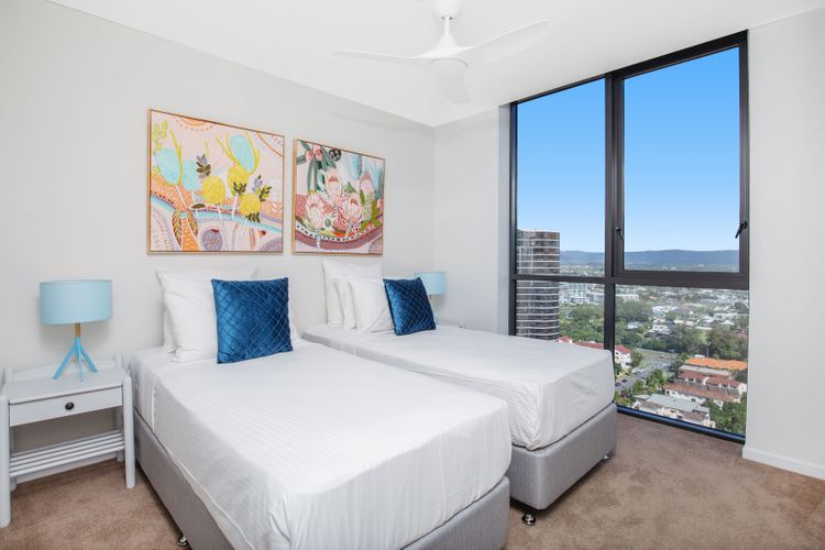 2 Bedroom Broadbeach Stay – Walk to Beach