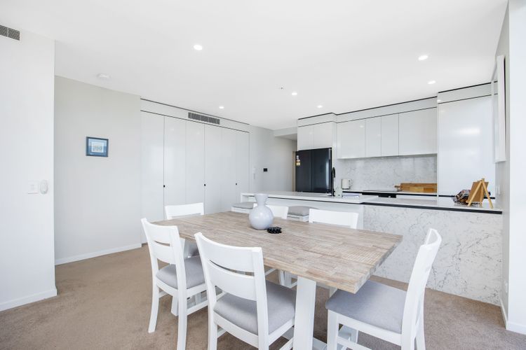 2 Bedroom Broadbeach Stay – Walk to Beach
