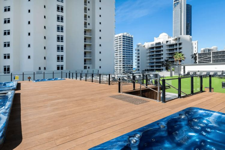 Sunny studio gem 150M to the beach